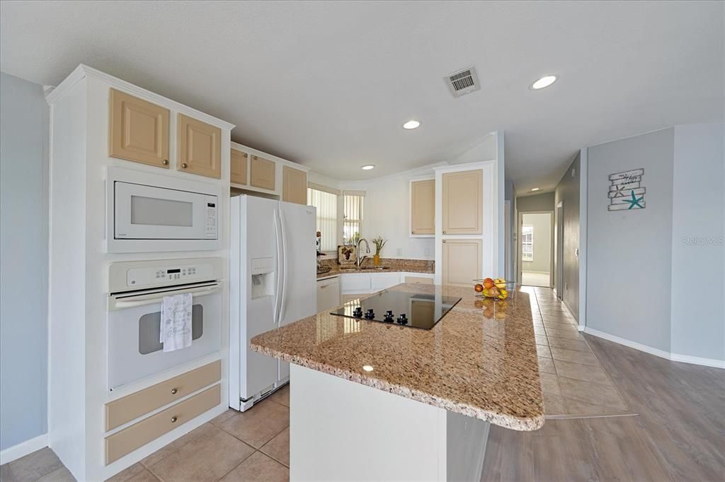 На продажу: $430,000 (2 спален, 2 ванн, 1248 Квадратных фут)