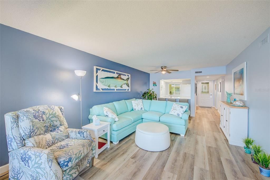 For Sale: $333,000 (2 beds, 2 baths, 1025 Square Feet)