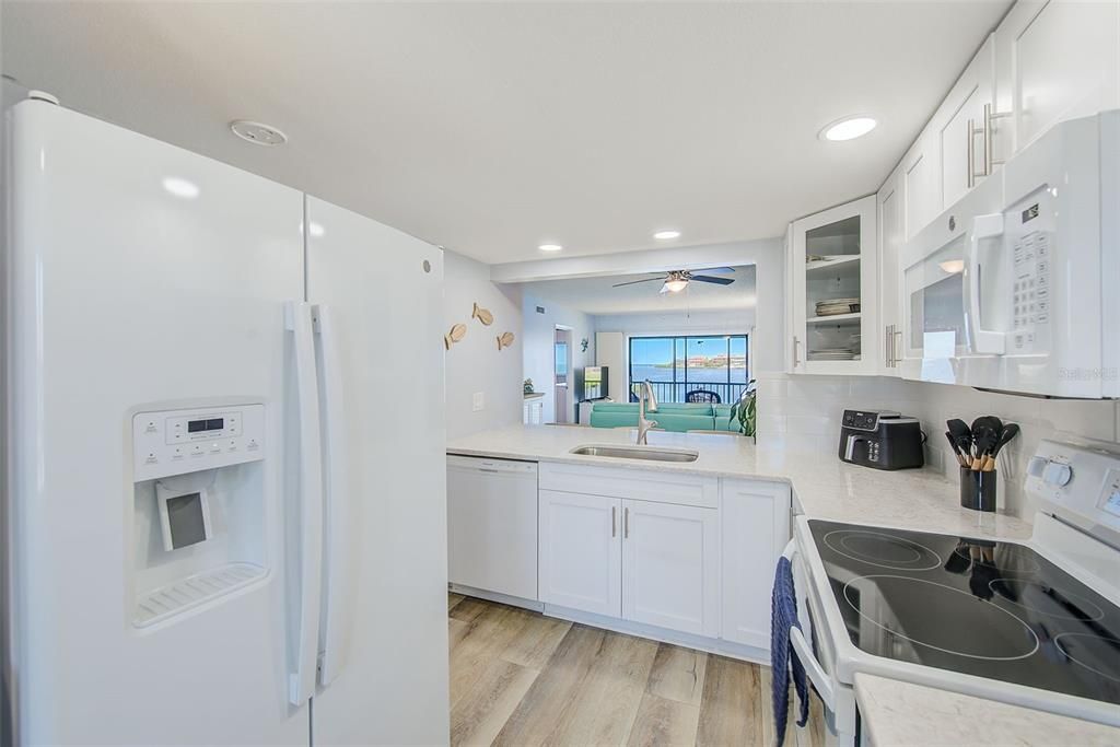 For Sale: $333,000 (2 beds, 2 baths, 1025 Square Feet)