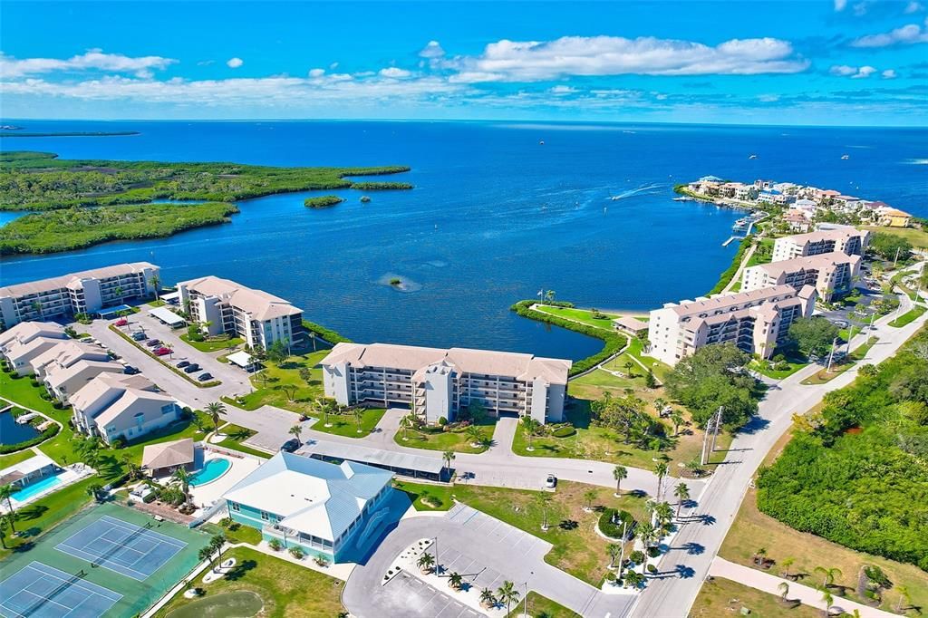 For Sale: $333,000 (2 beds, 2 baths, 1025 Square Feet)