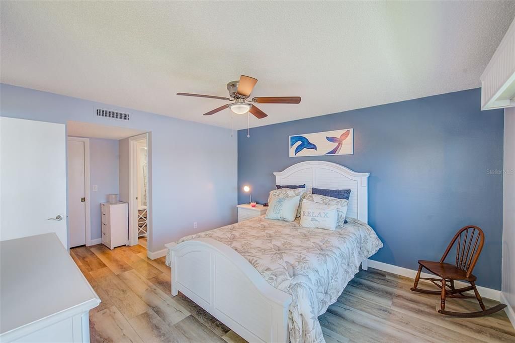 For Sale: $333,000 (2 beds, 2 baths, 1025 Square Feet)