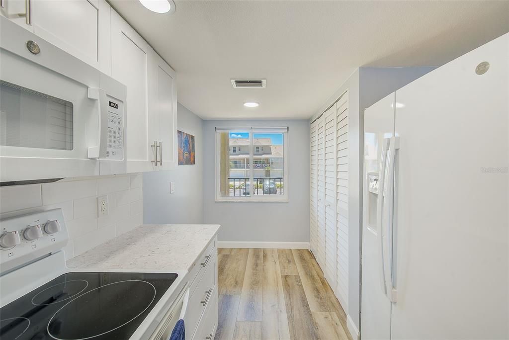 For Sale: $333,000 (2 beds, 2 baths, 1025 Square Feet)