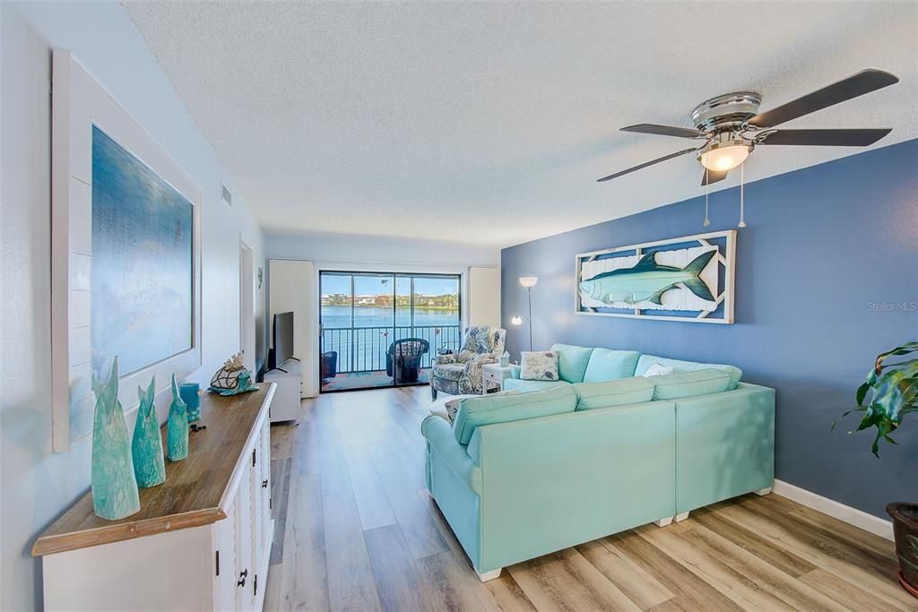 For Sale: $333,000 (2 beds, 2 baths, 1025 Square Feet)