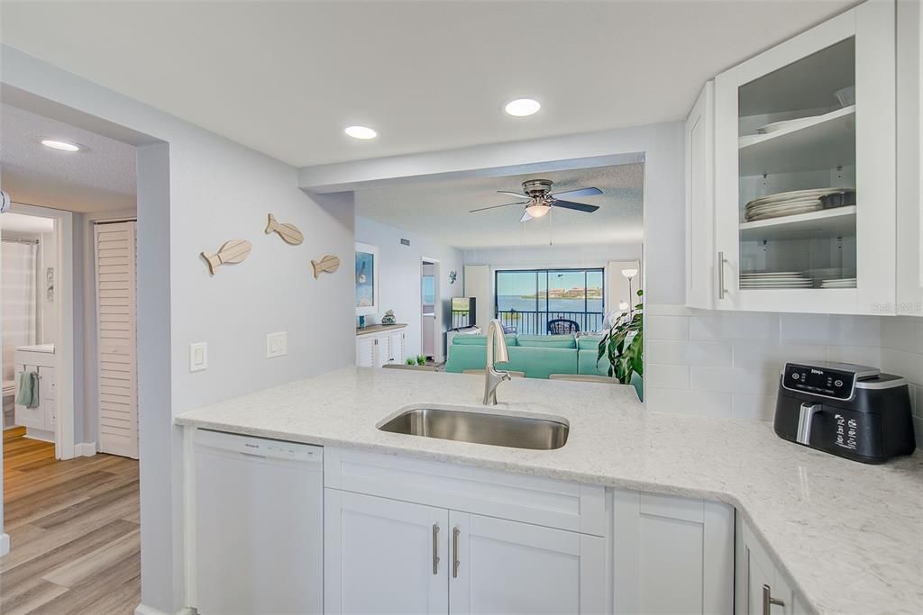 For Sale: $333,000 (2 beds, 2 baths, 1025 Square Feet)