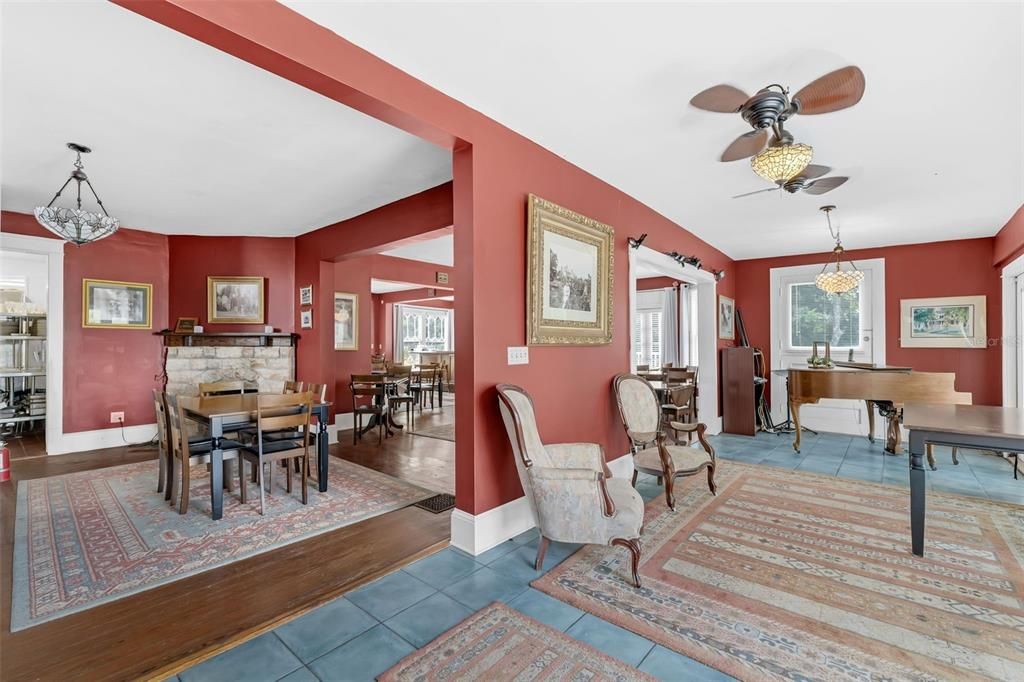 Active With Contract: $999,000 (6 beds, 6 baths, 4428 Square Feet)