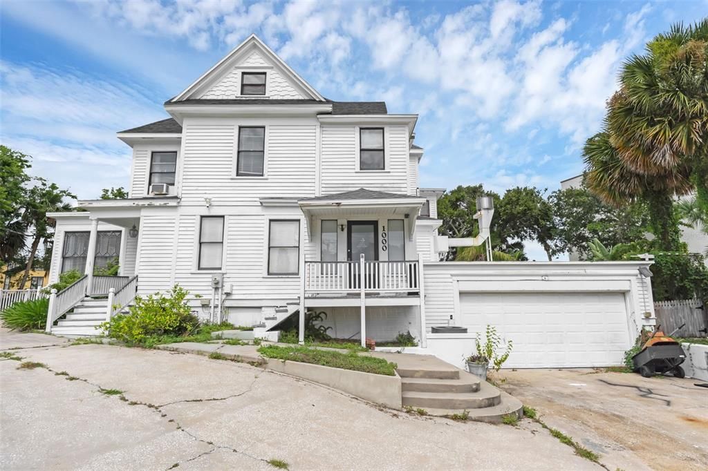 Active With Contract: $999,000 (6 beds, 6 baths, 4428 Square Feet)