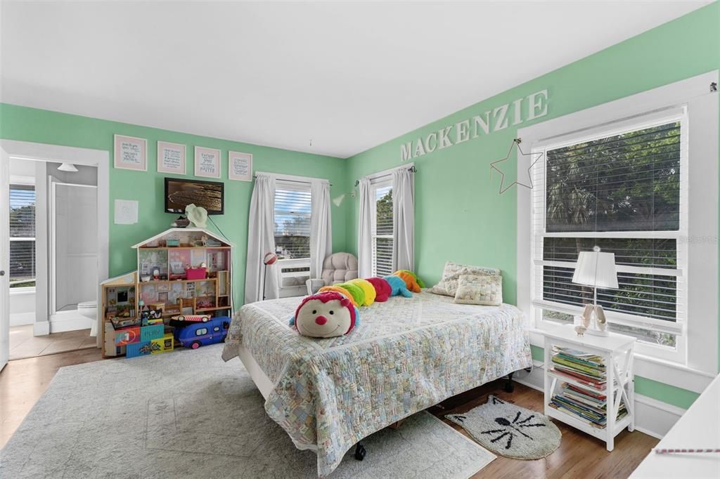 Active With Contract: $999,000 (6 beds, 6 baths, 4428 Square Feet)