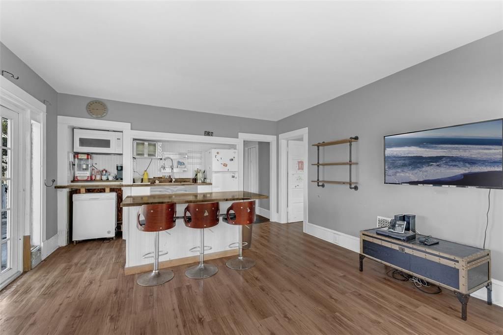 Active With Contract: $999,000 (6 beds, 6 baths, 4428 Square Feet)