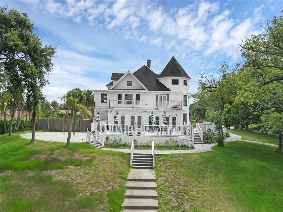 Active With Contract: $999,000 (6 beds, 6 baths, 4428 Square Feet)