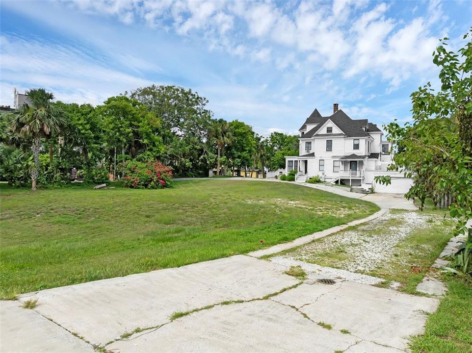 Active With Contract: $999,000 (6 beds, 6 baths, 4428 Square Feet)