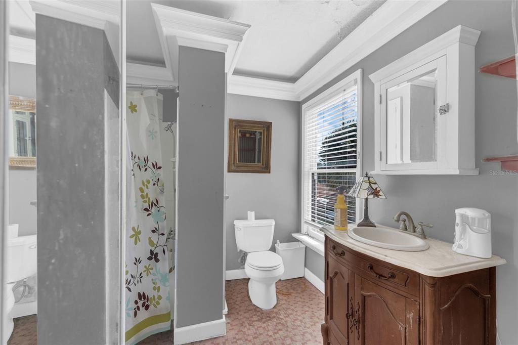 Active With Contract: $999,000 (6 beds, 6 baths, 4428 Square Feet)