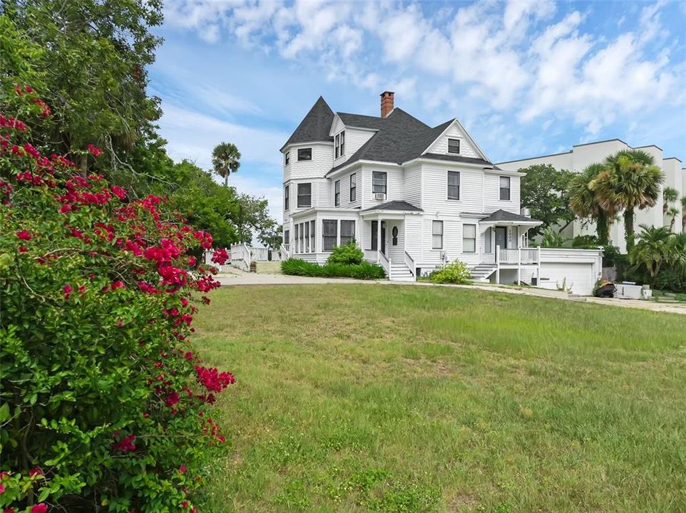 Active With Contract: $999,000 (6 beds, 6 baths, 4428 Square Feet)