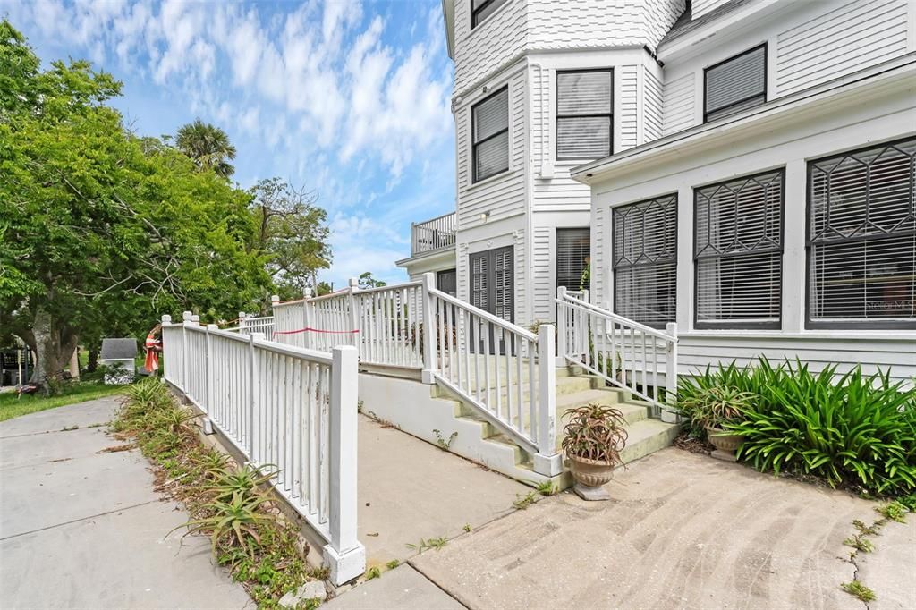 Active With Contract: $999,000 (6 beds, 6 baths, 4428 Square Feet)