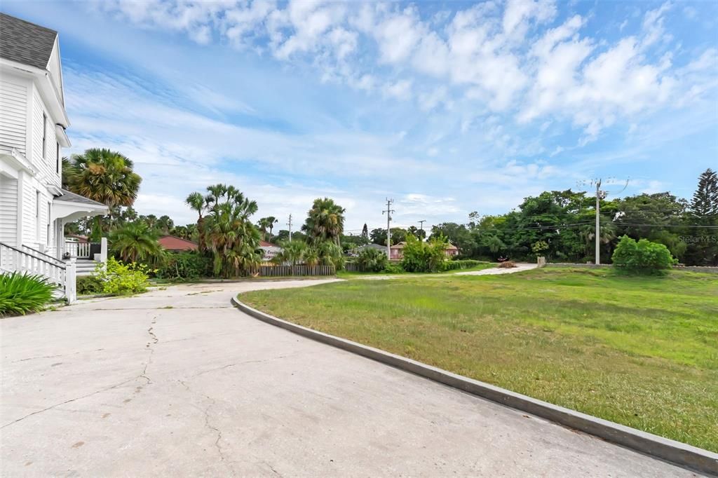 Active With Contract: $999,000 (6 beds, 6 baths, 4428 Square Feet)