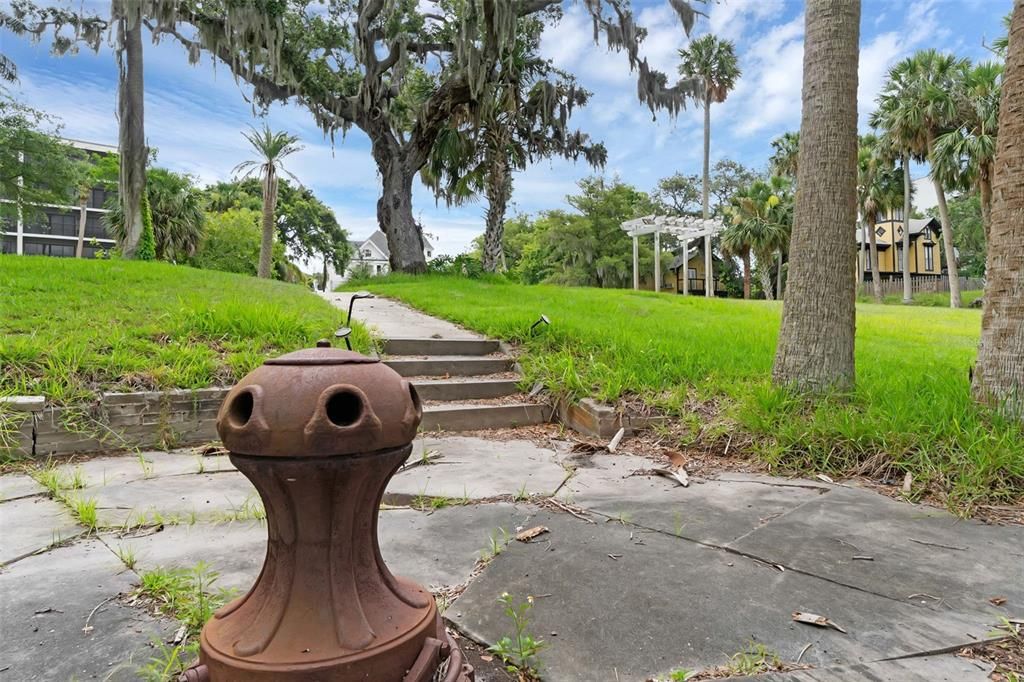 Active With Contract: $999,000 (6 beds, 6 baths, 4428 Square Feet)