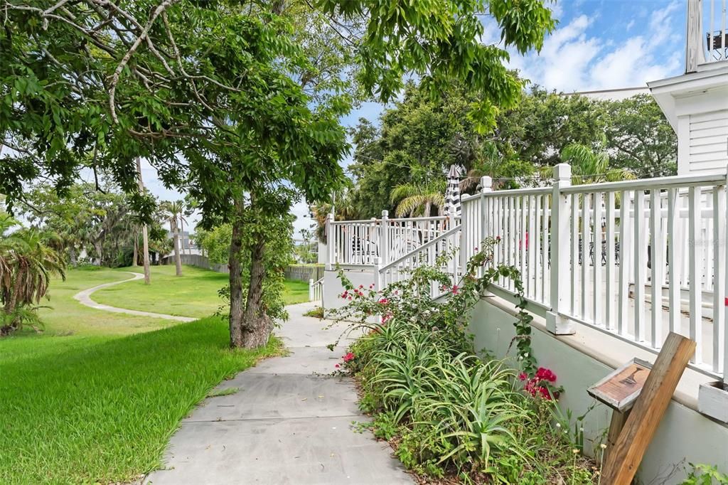 Active With Contract: $999,000 (6 beds, 6 baths, 4428 Square Feet)