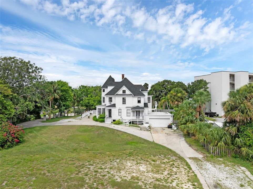 Active With Contract: $999,000 (6 beds, 6 baths, 4428 Square Feet)