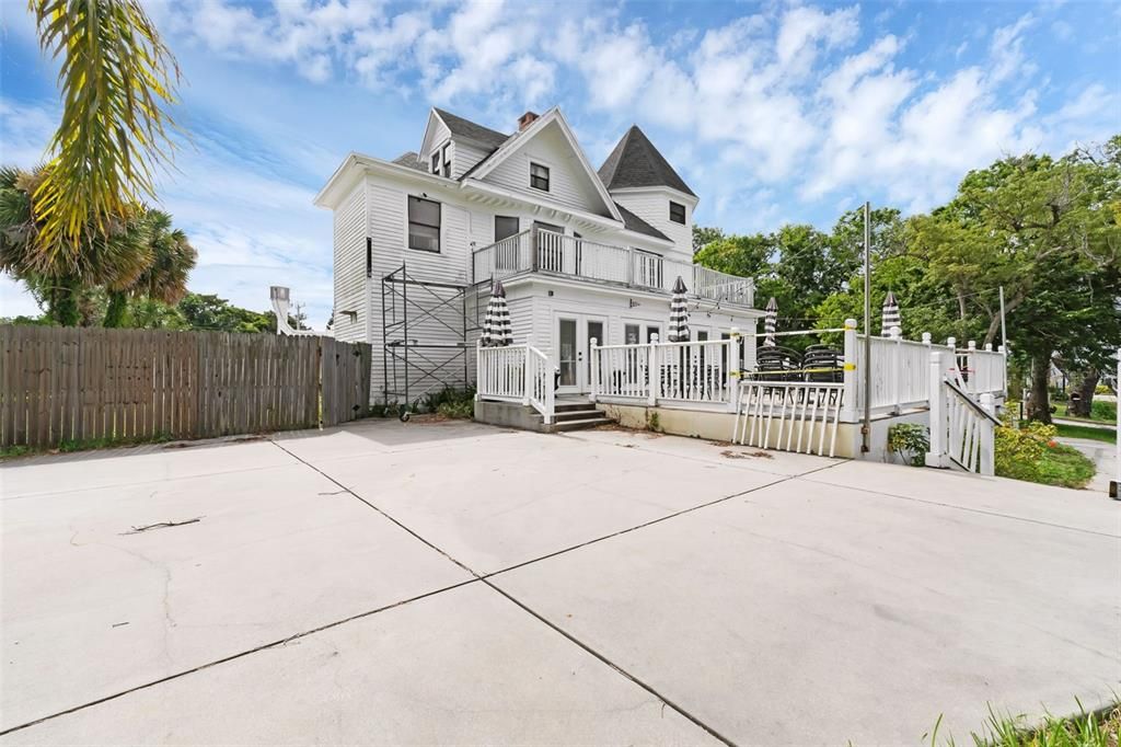 Active With Contract: $999,000 (6 beds, 6 baths, 4428 Square Feet)