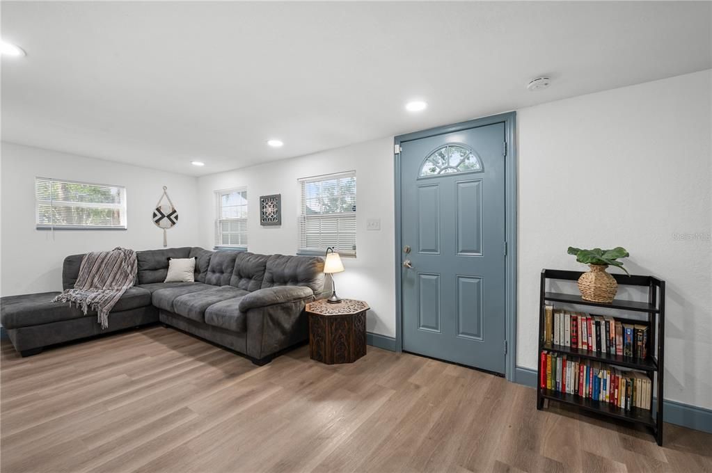 Под контрактом: $245,000 (2 спален, 1 ванн, 832 Квадратных фут)