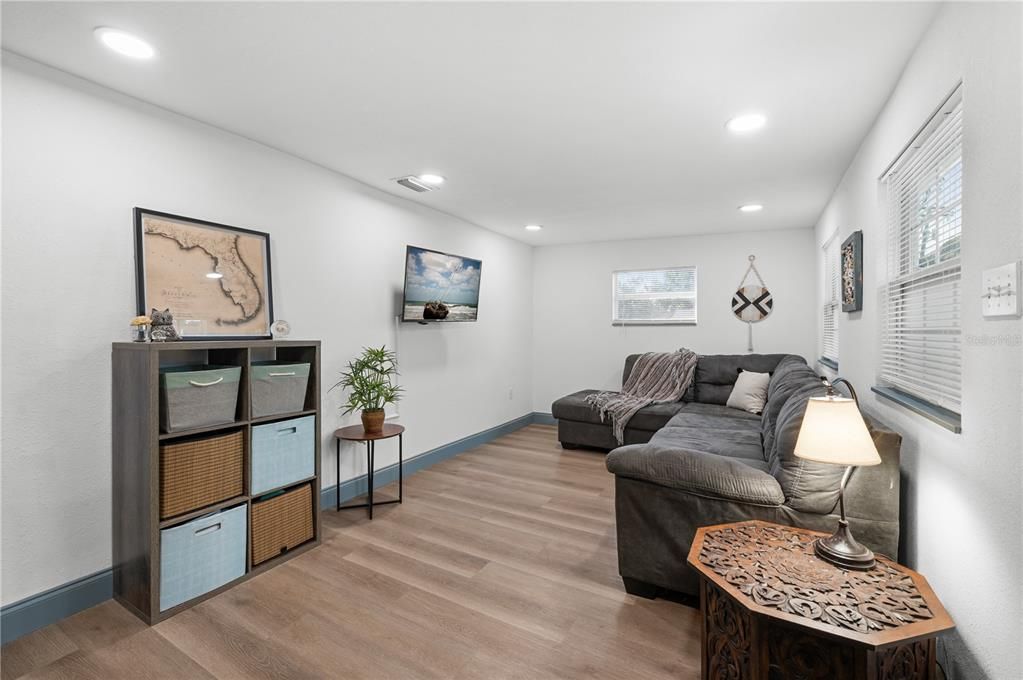 Под контрактом: $245,000 (2 спален, 1 ванн, 832 Квадратных фут)