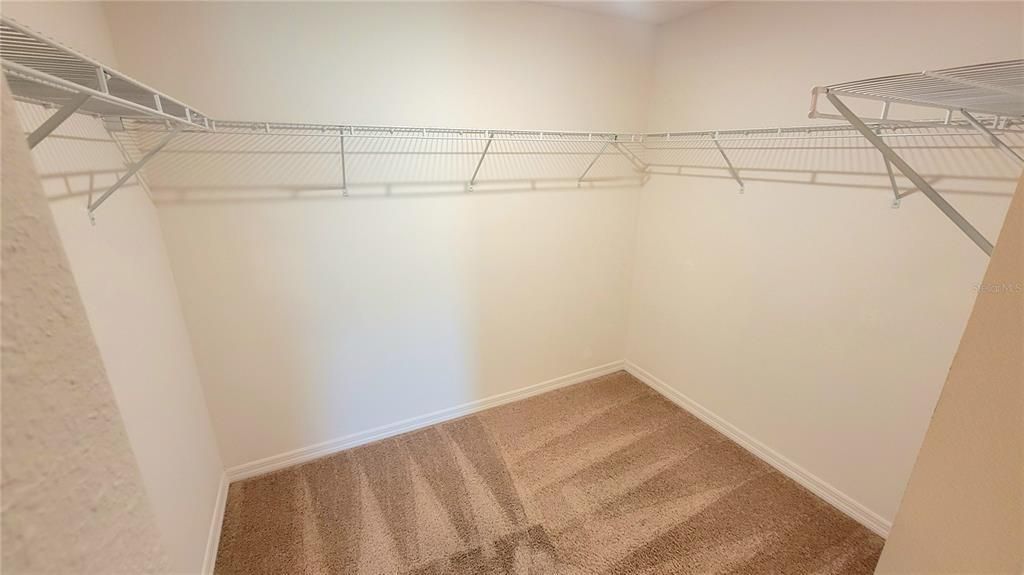 Activo con contrato: $2,000 (3 camas, 2 baños, 1383 Pies cuadrados)