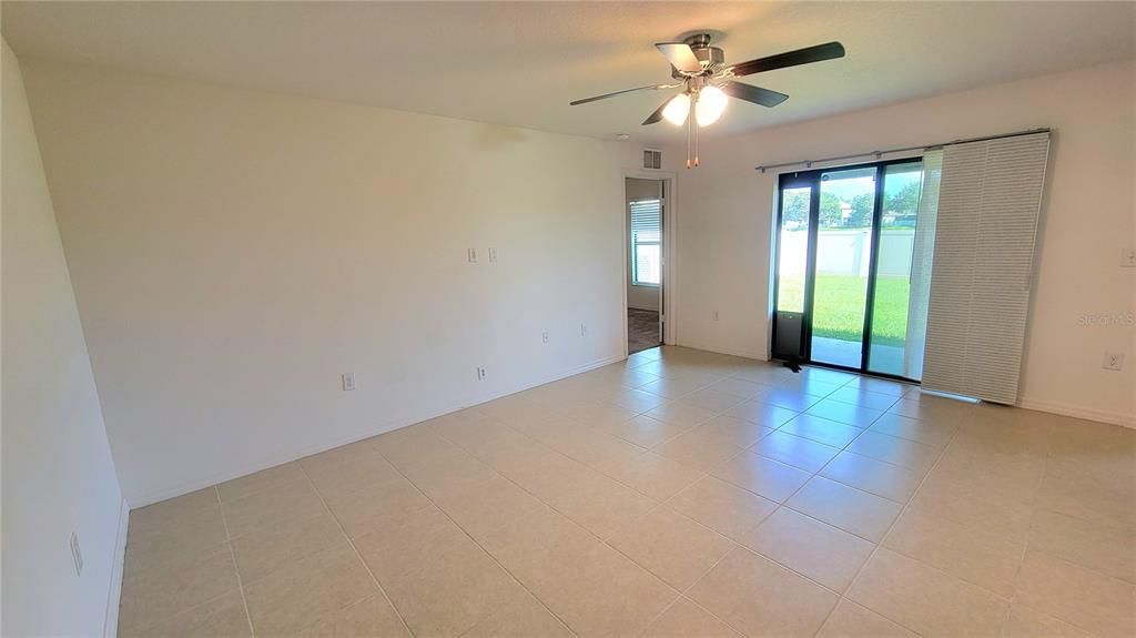 Activo con contrato: $2,000 (3 camas, 2 baños, 1383 Pies cuadrados)