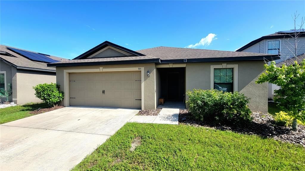 Activo con contrato: $2,000 (3 camas, 2 baños, 1383 Pies cuadrados)