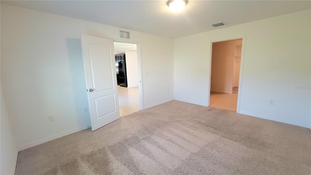 Activo con contrato: $2,000 (3 camas, 2 baños, 1383 Pies cuadrados)