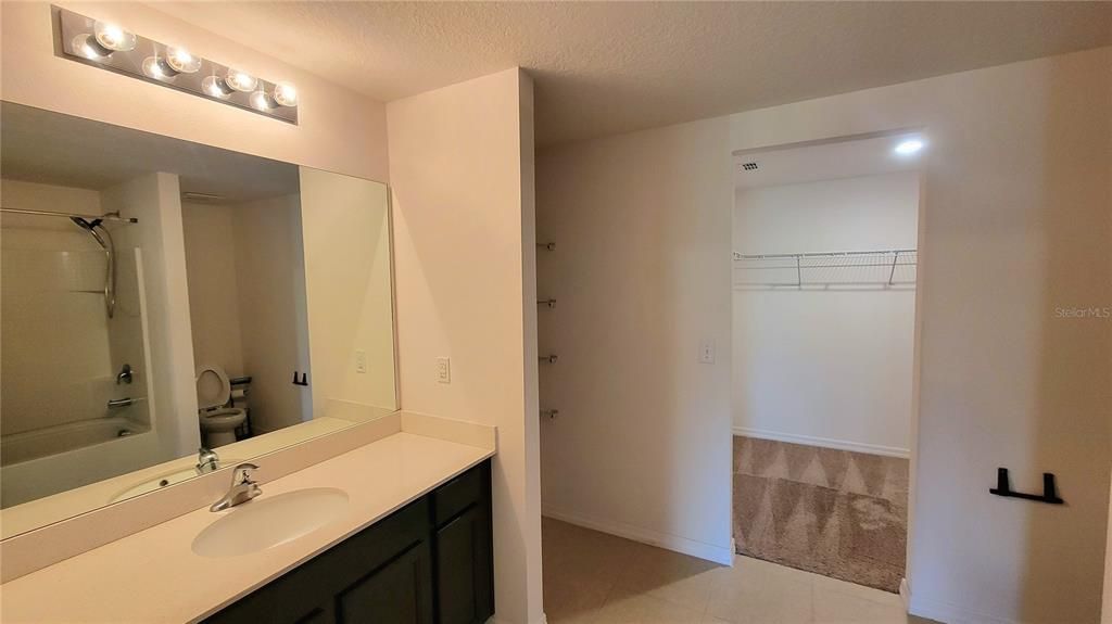 Activo con contrato: $2,000 (3 camas, 2 baños, 1383 Pies cuadrados)