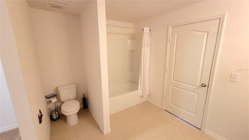 Activo con contrato: $2,000 (3 camas, 2 baños, 1383 Pies cuadrados)