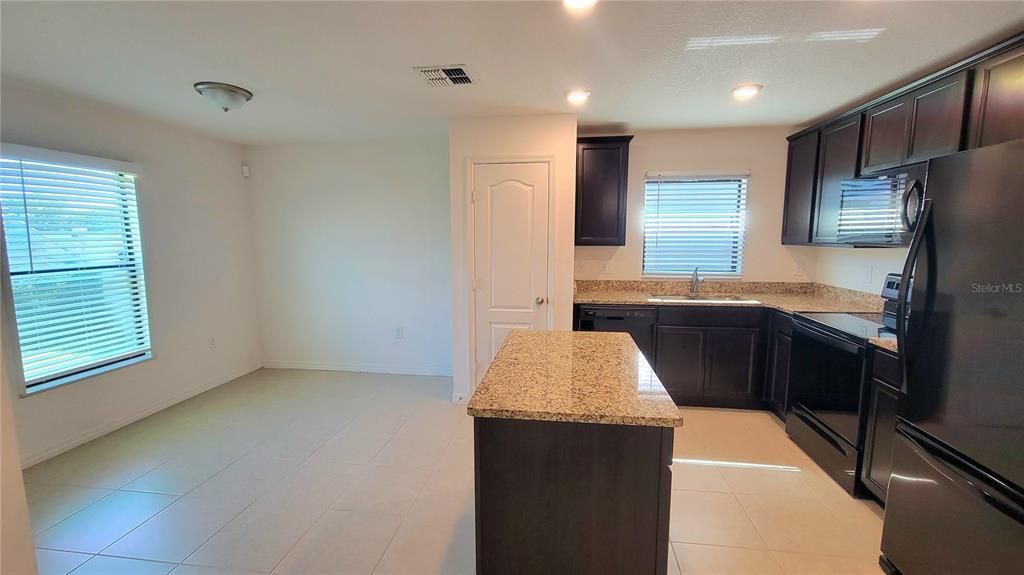 Activo con contrato: $2,000 (3 camas, 2 baños, 1383 Pies cuadrados)