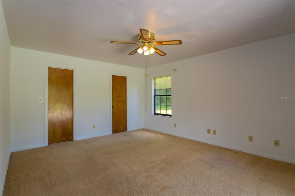 合同活跃: $289,900 (3 贝兹, 2 浴室, 1846 平方英尺)