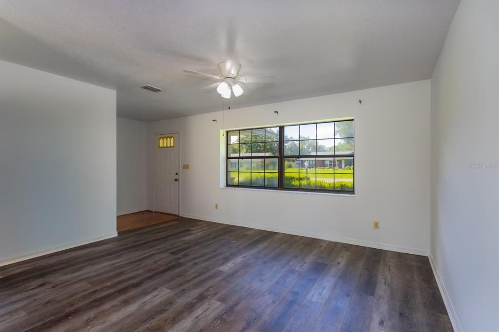 合同活跃: $289,900 (3 贝兹, 2 浴室, 1846 平方英尺)