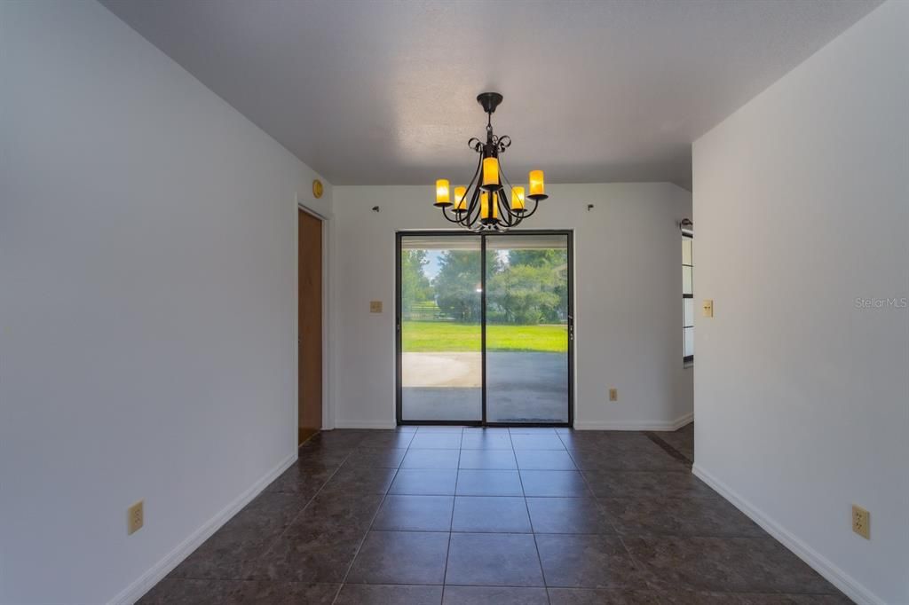 合同活跃: $289,900 (3 贝兹, 2 浴室, 1846 平方英尺)