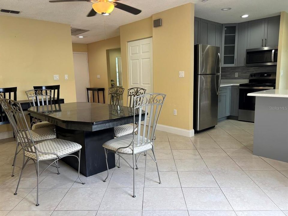 合同活跃: $2,500 (3 贝兹, 2 浴室, 1544 平方英尺)