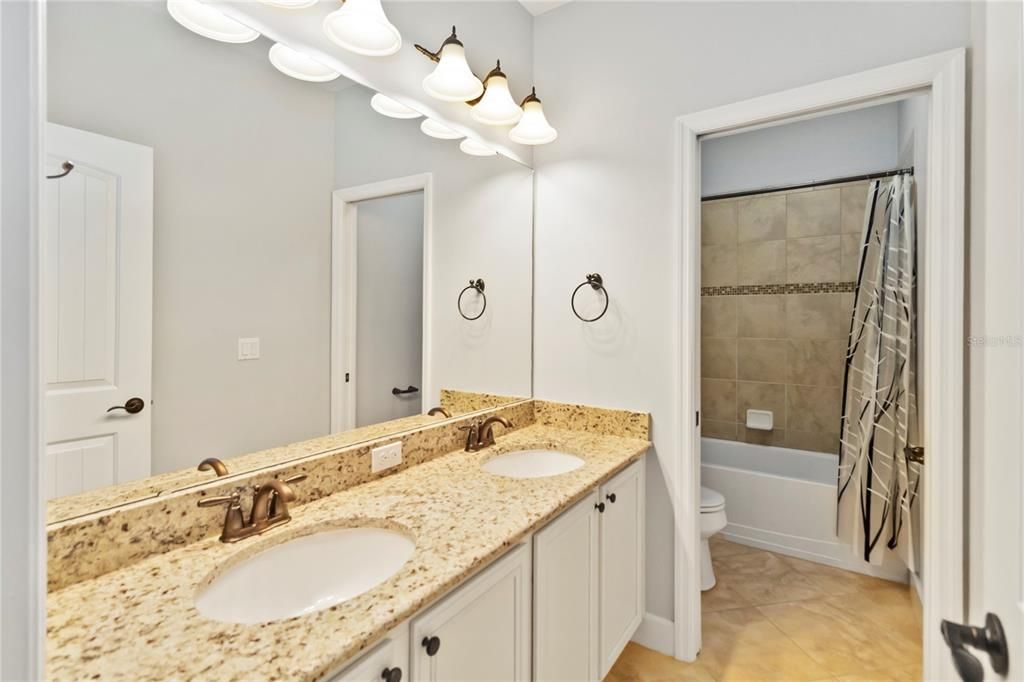 合同活跃: $928,000 (4 贝兹, 4 浴室, 4072 平方英尺)