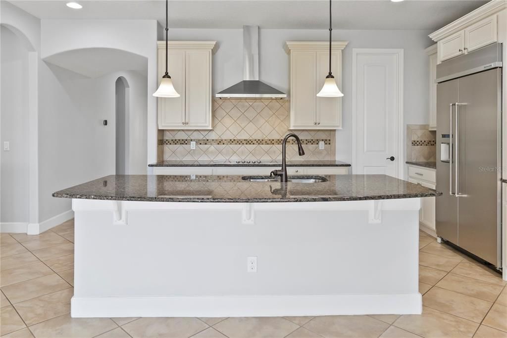 合同活跃: $928,000 (4 贝兹, 4 浴室, 4072 平方英尺)