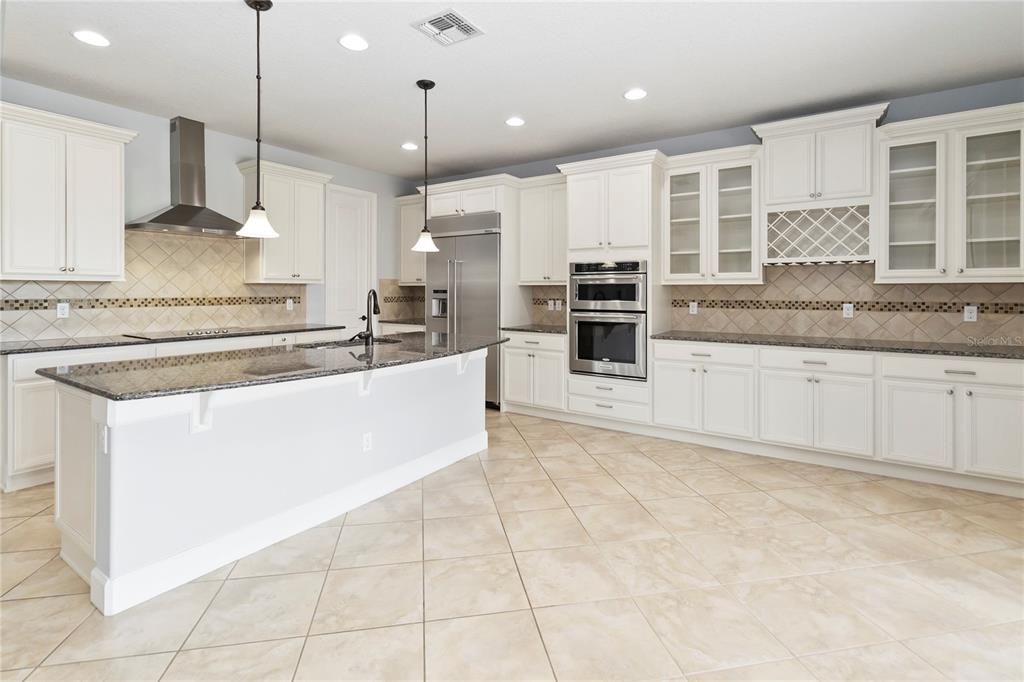 合同活跃: $928,000 (4 贝兹, 4 浴室, 4072 平方英尺)