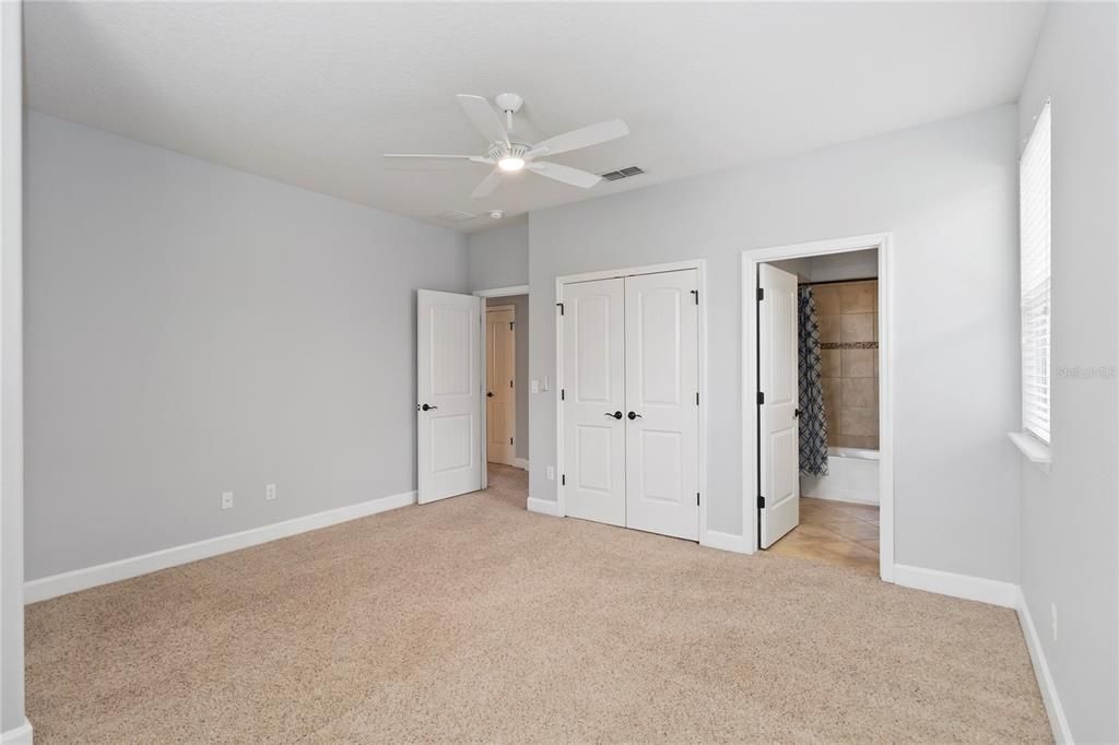 合同活跃: $928,000 (4 贝兹, 4 浴室, 4072 平方英尺)