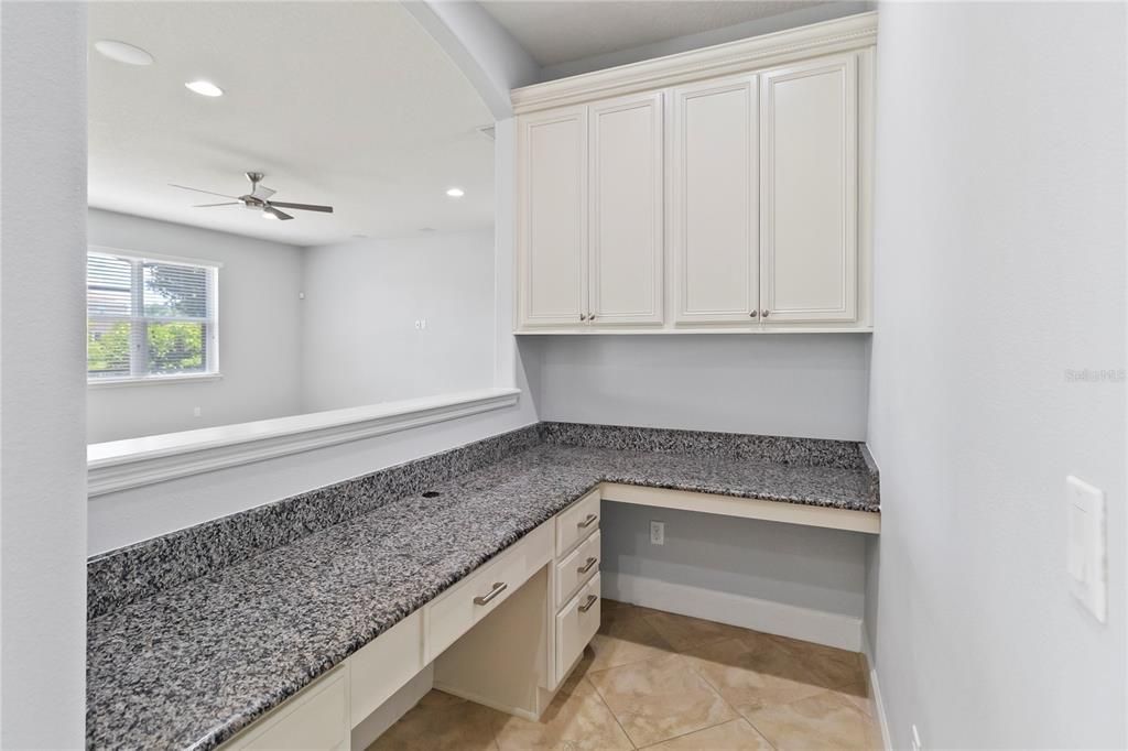 合同活跃: $928,000 (4 贝兹, 4 浴室, 4072 平方英尺)