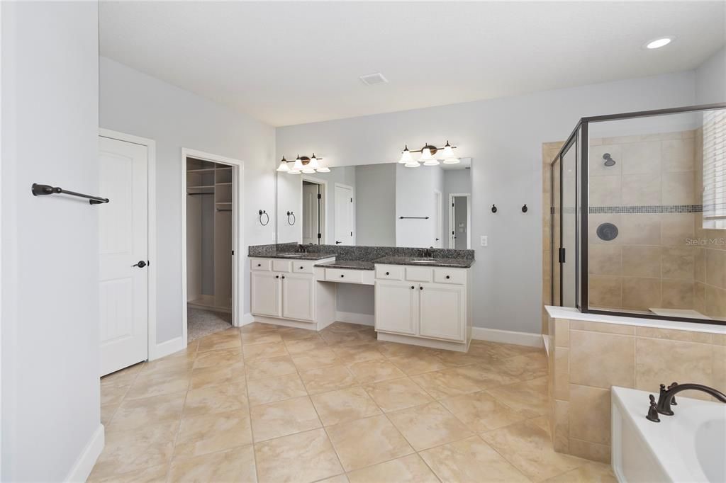 合同活跃: $928,000 (4 贝兹, 4 浴室, 4072 平方英尺)