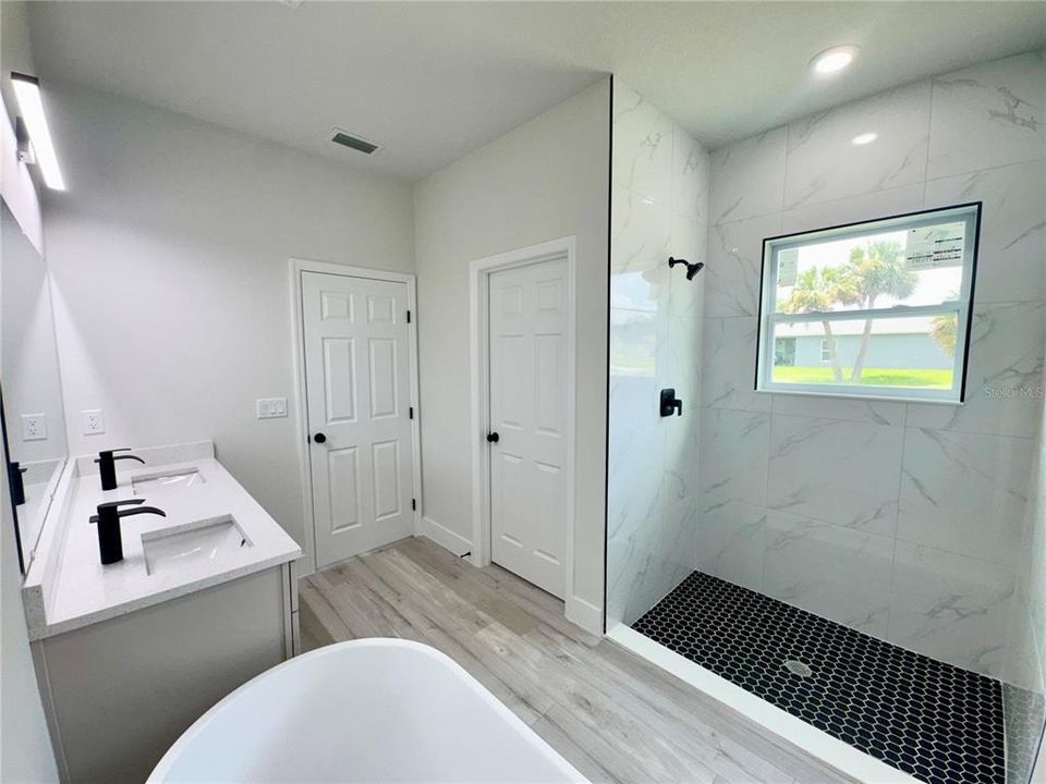 Activo con contrato: $364,990 (4 camas, 3 baños, 1894 Pies cuadrados)