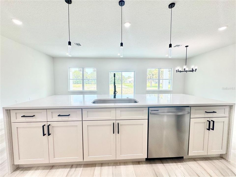 Activo con contrato: $364,990 (4 camas, 3 baños, 1894 Pies cuadrados)