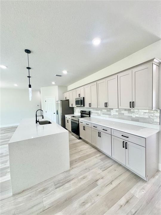 Activo con contrato: $364,990 (4 camas, 3 baños, 1894 Pies cuadrados)