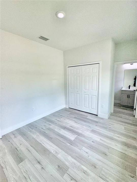 Activo con contrato: $364,990 (4 camas, 3 baños, 1894 Pies cuadrados)