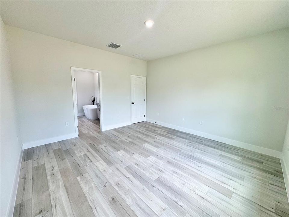 Activo con contrato: $364,990 (4 camas, 3 baños, 1894 Pies cuadrados)