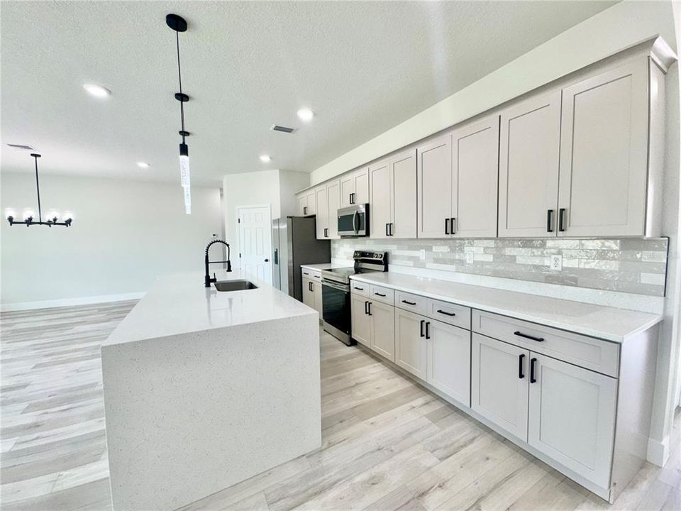 Activo con contrato: $364,990 (4 camas, 3 baños, 1894 Pies cuadrados)