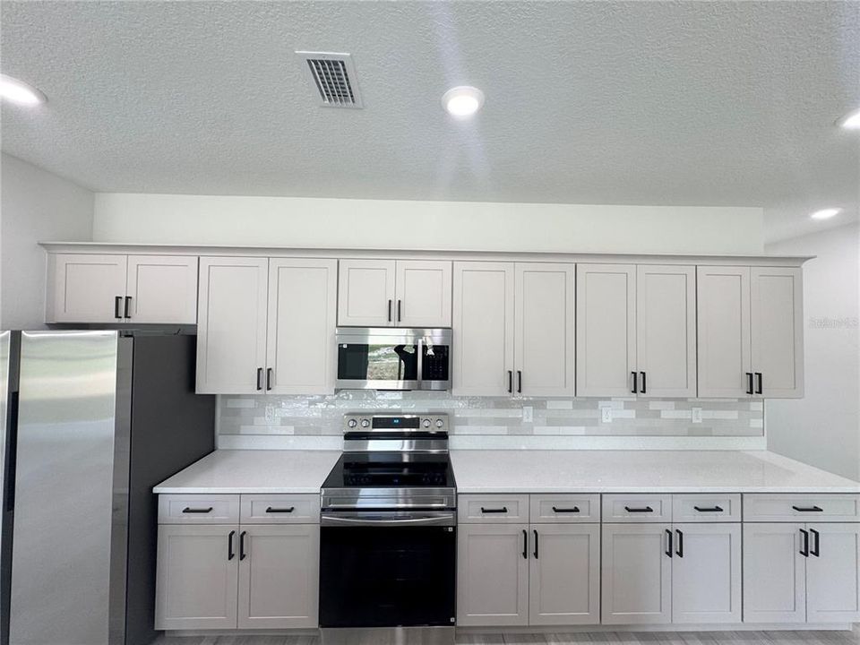 Activo con contrato: $364,990 (4 camas, 3 baños, 1894 Pies cuadrados)