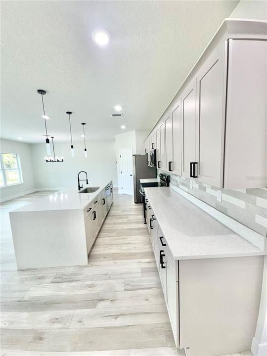 Activo con contrato: $364,990 (4 camas, 3 baños, 1894 Pies cuadrados)