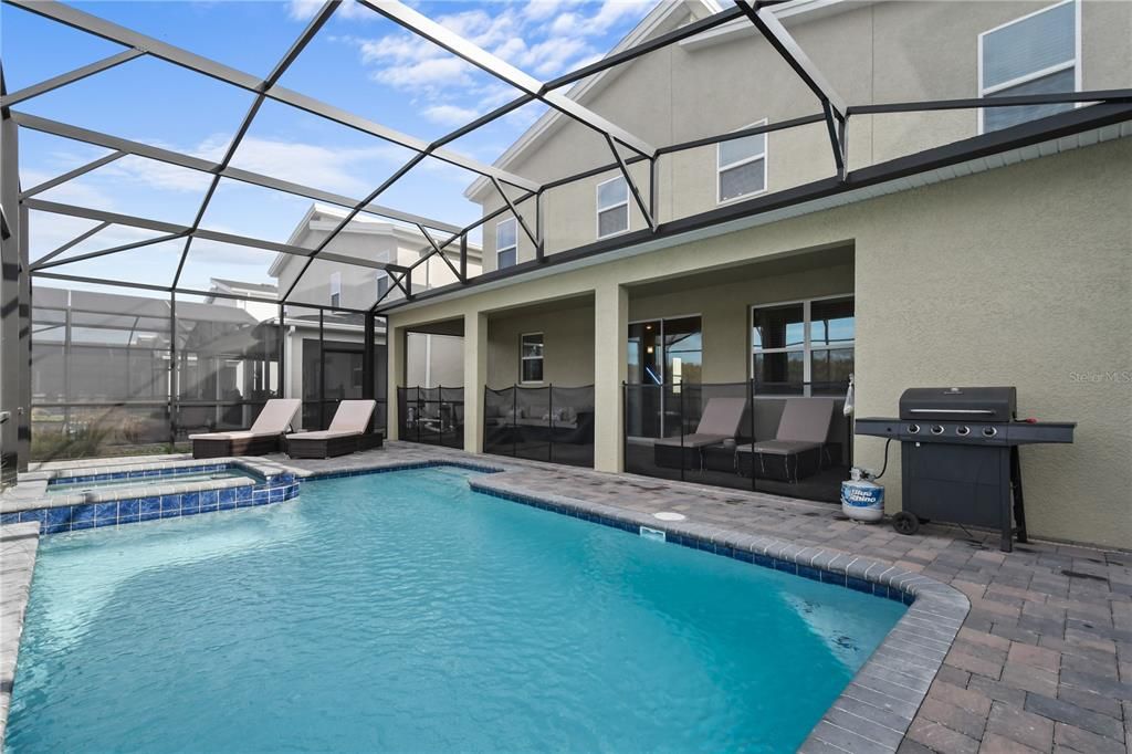 合同活跃: $829,900 (6 贝兹, 6 浴室, 3760 平方英尺)